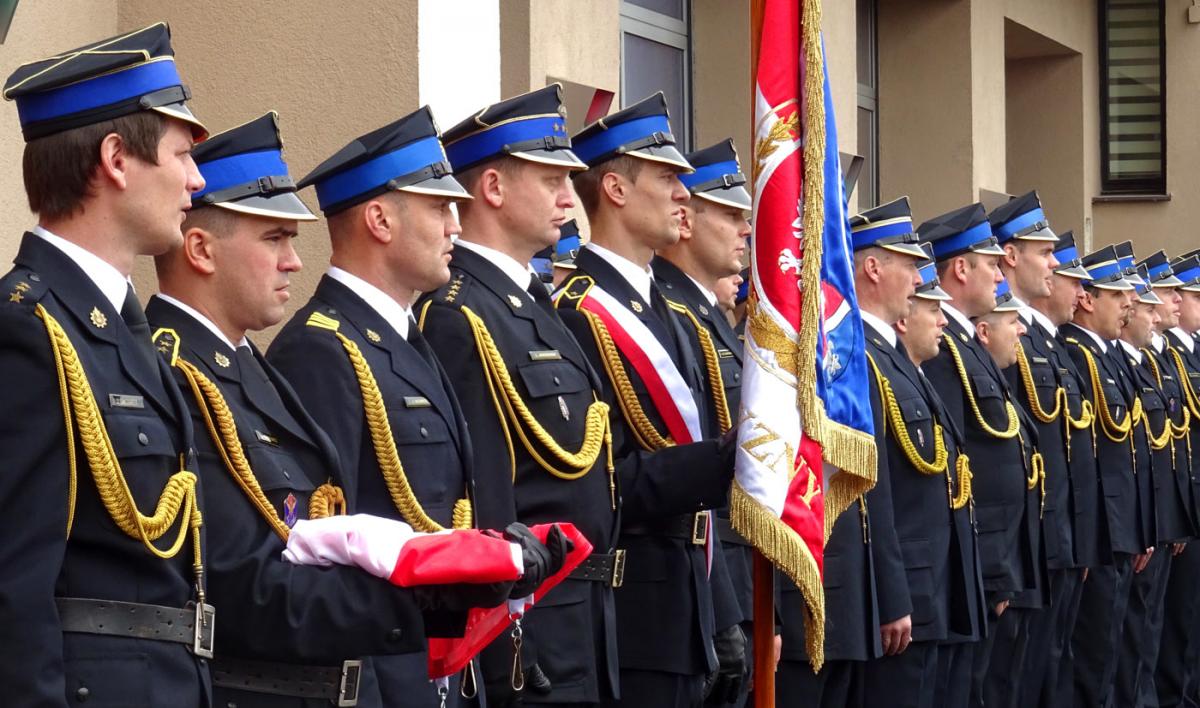 Medale zawisły na piersiach sześciu strażaków