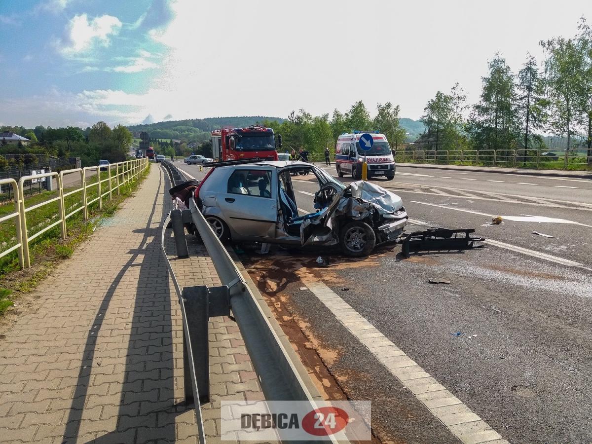 Wypadek w Parkoszu. Droga całkowicie zablokowana - zdjęcia