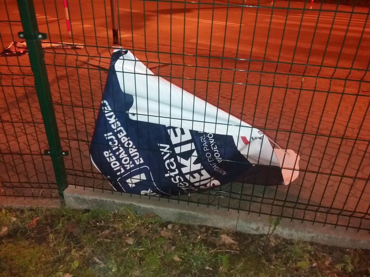Zniszczone banery Koalicji Europejskiej