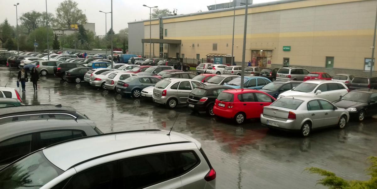 Pod galeriami szaleństwo. Parkingi pełne