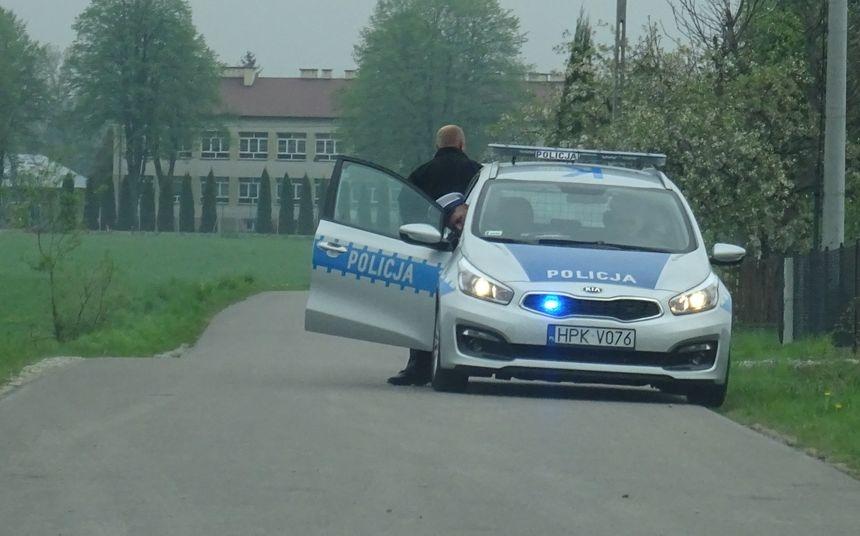 Auto wjechało do rowu. Jedna osoba w szpitalu