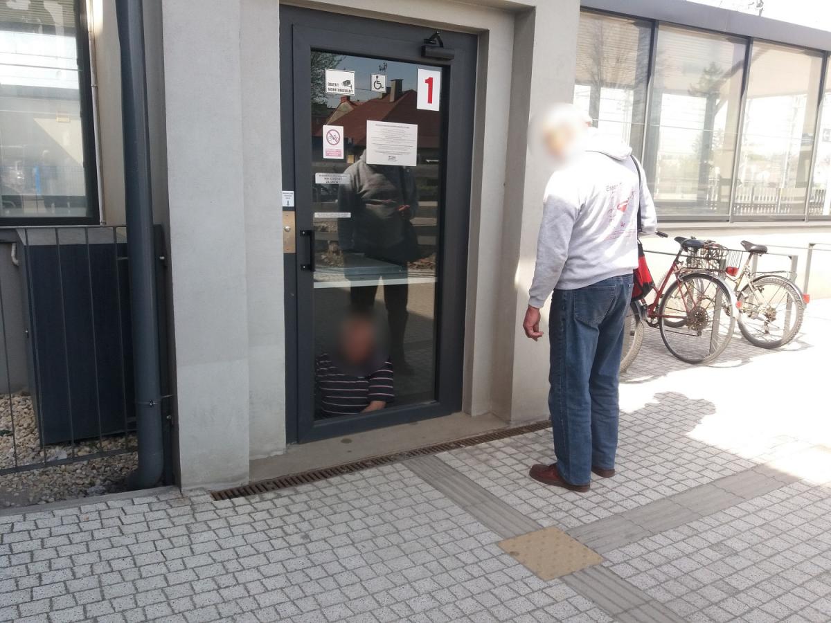 Mężczyzna utknął w windzie na dworcu