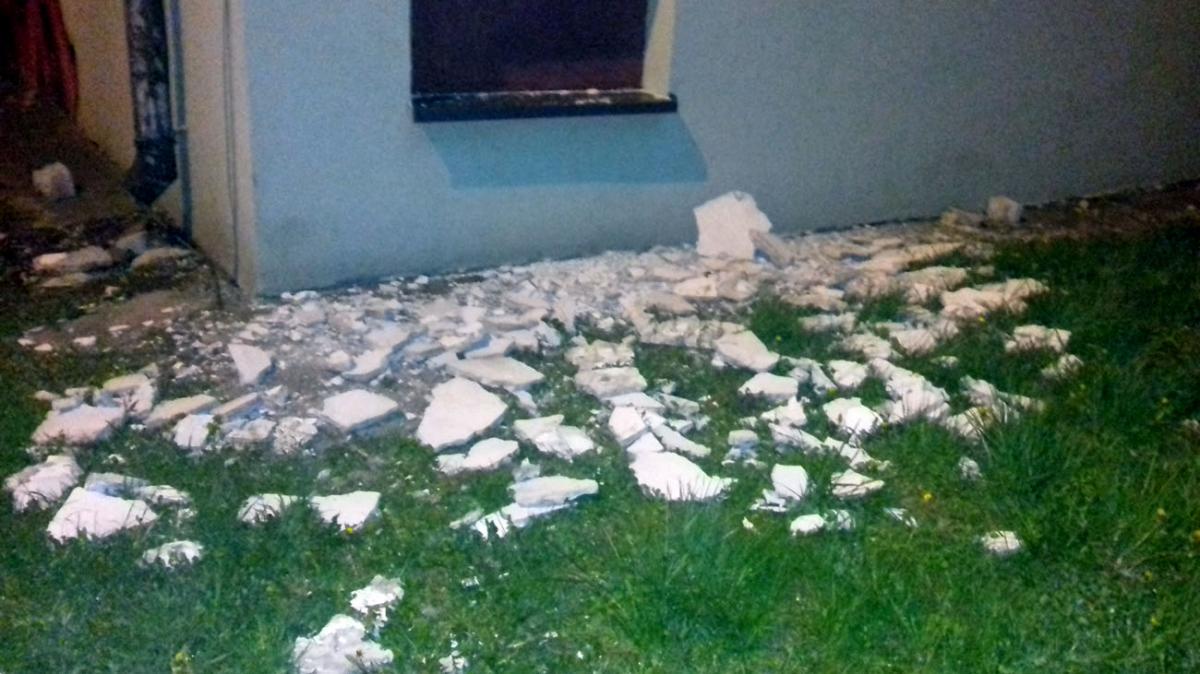 Z bloku na Reymonta odpadła część elewacji 