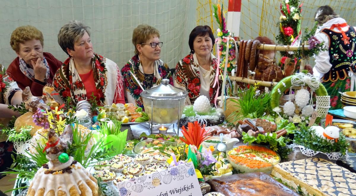 Stół Górzanek zastawiony na bogato