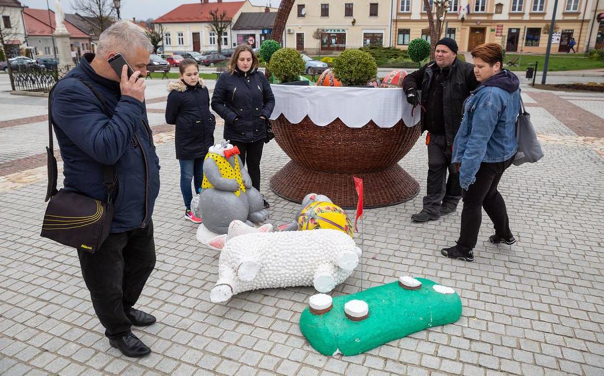 Wandale zniszczyli świąteczne ozdoby