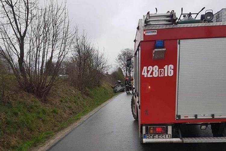 Land rover dachował. Policja szuka peugeota