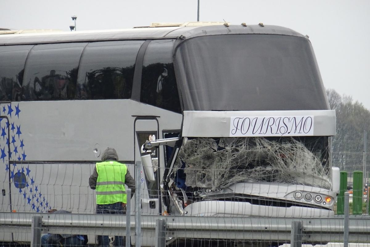 Autokar wiozący turystów uderzył w ciężarówkę