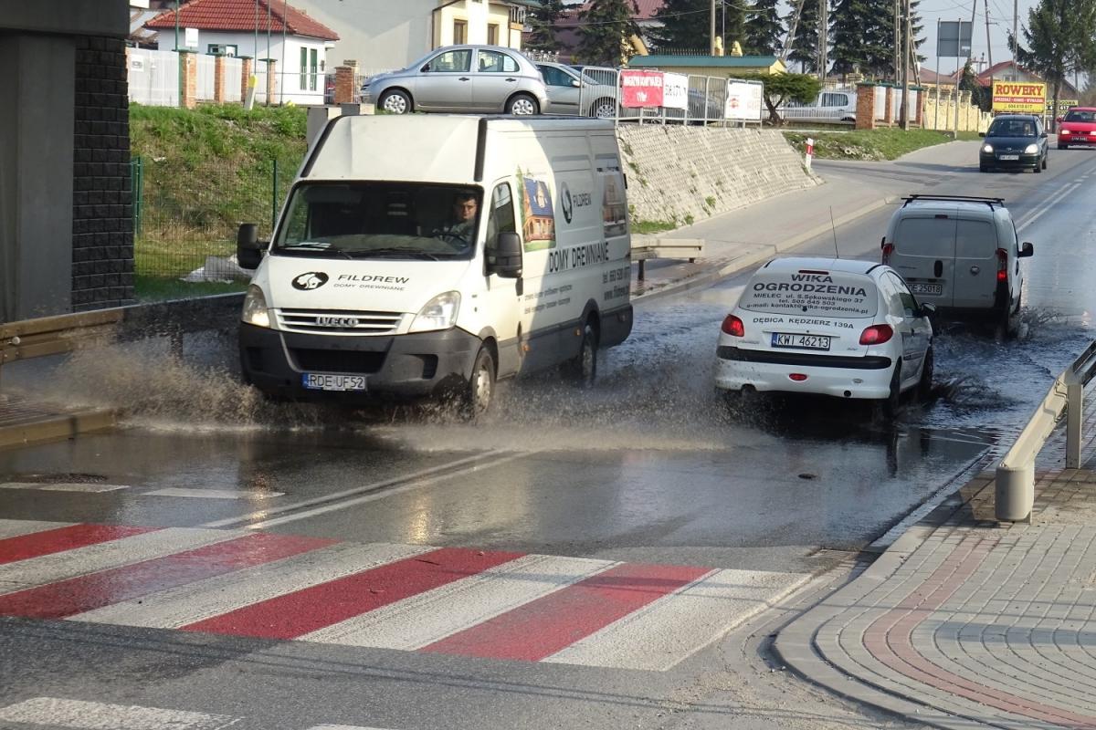 Deszczu nie było, a wiadukt zalany
