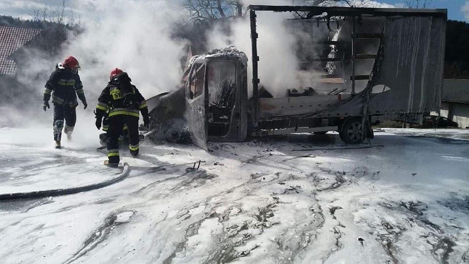 Auto spłonęło na drodze