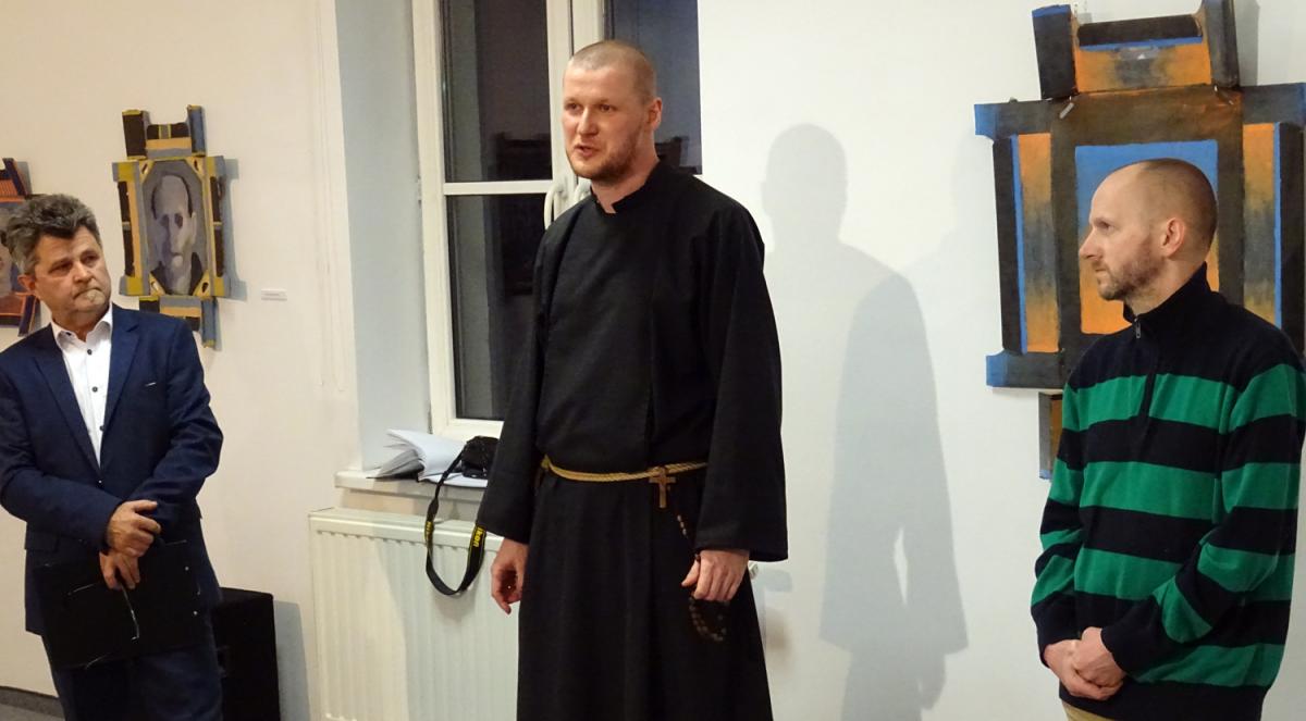 Brat Albert maluje na kartonach