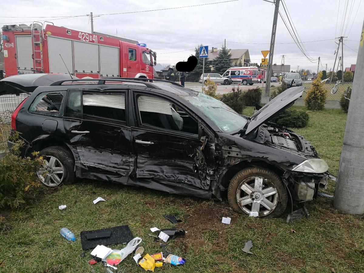 Renault ściął ogrodzenie i dachował na posesji 