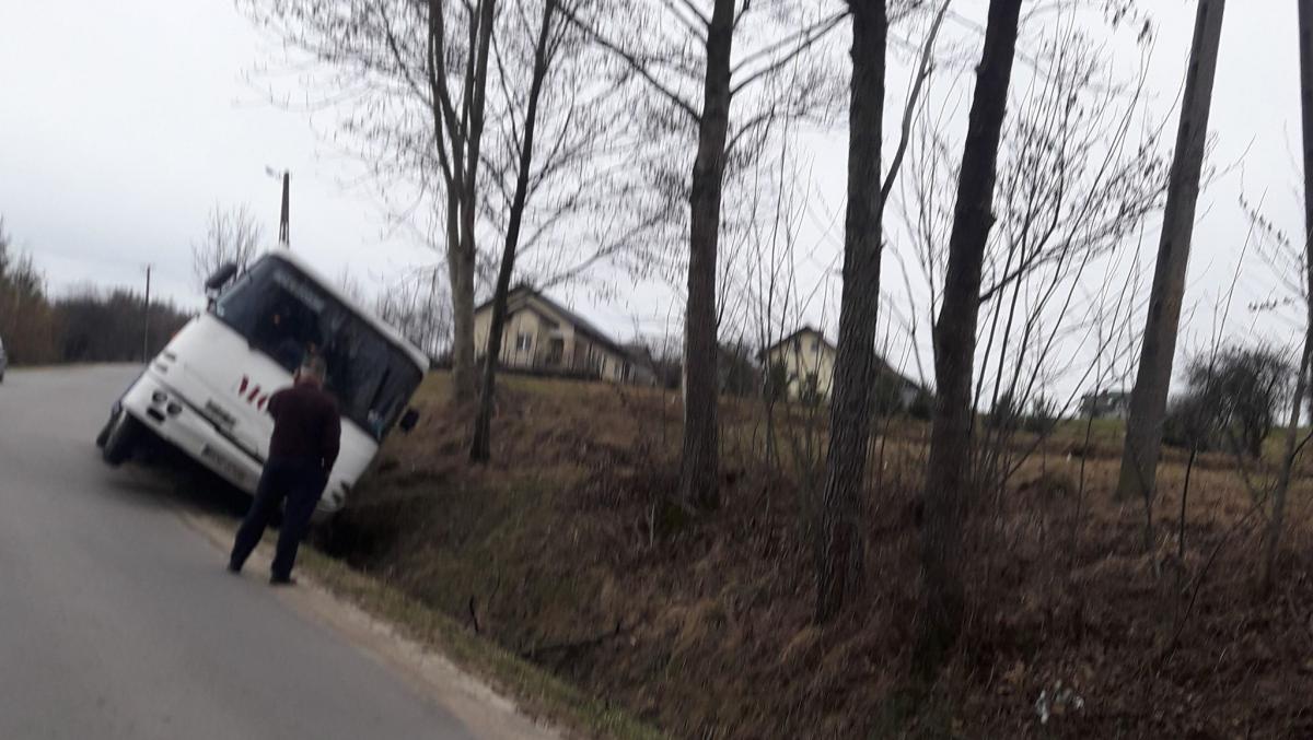 Autobus z pasażerami wjechał do rowu