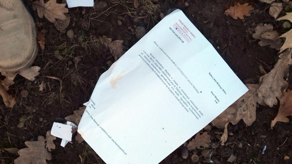 Urzędowe pisma walają się wokół Ratusza