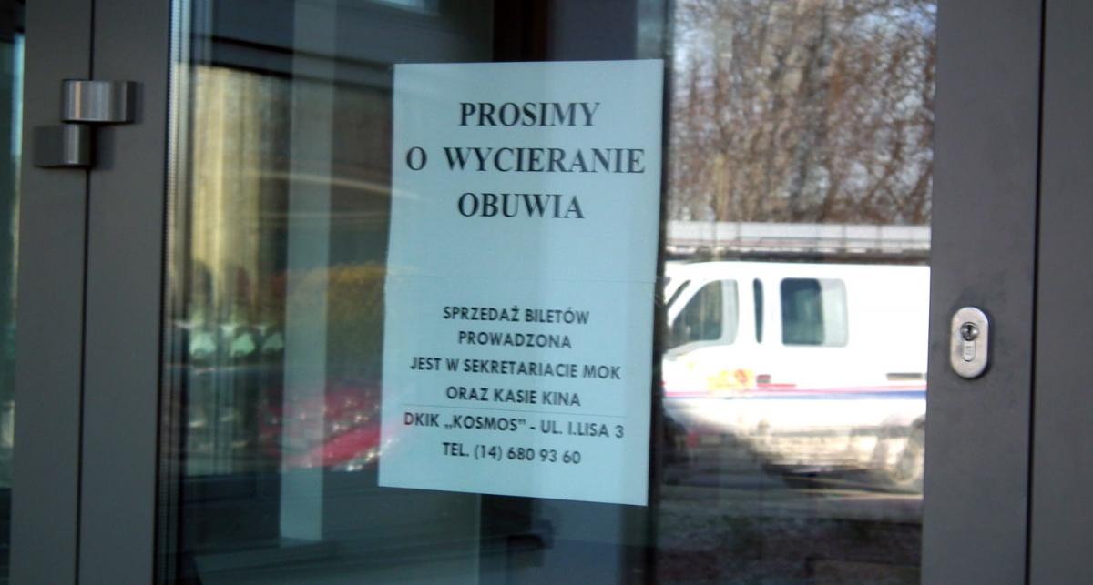 W brudnych butach na salę, a peta na ziemię