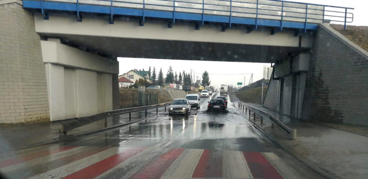 Uwaga kierowcy! Wiadukt na Sandomierskiej zalany