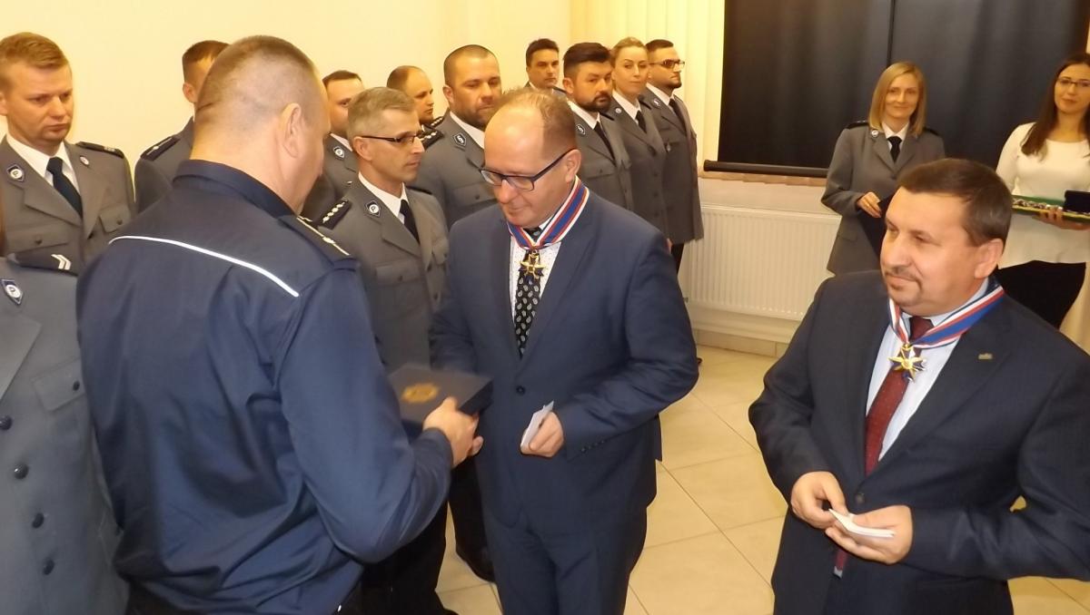 Krzyże Niepodległości dla burmistrza, wójta i radnego