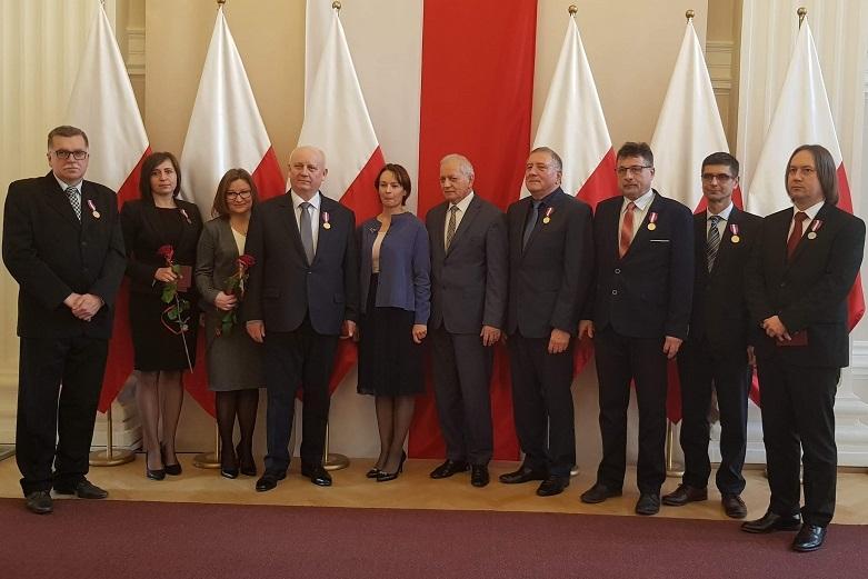 Medale dla 8 pracowników Mateo wręczyła wicewojewoda