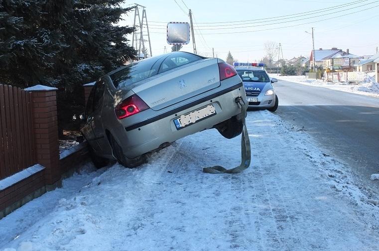 Groźny wypadek na śliskim łuku 