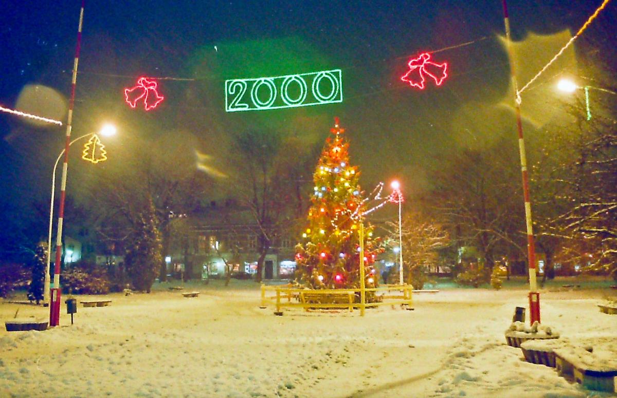 Rozświetlony Rynek Dębicy w 2000 roku