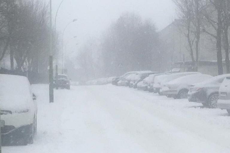 Wciąż pada, drogi białe