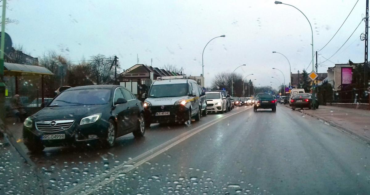 Dębica zakorkowana, pod sklepami brakuje miejsc