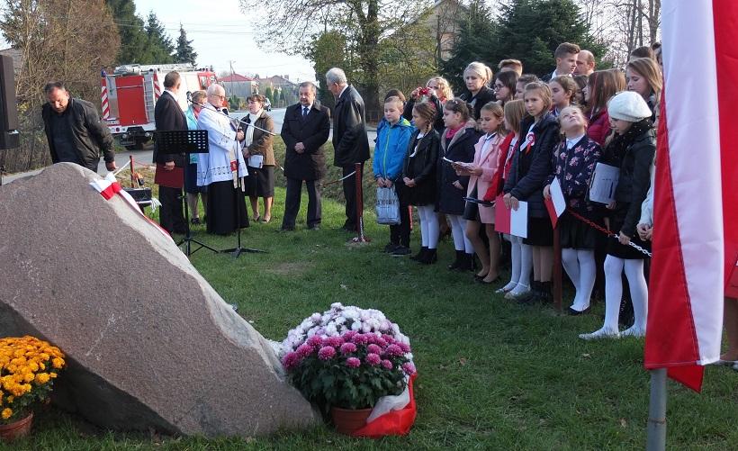 Odsłonięty Pomnik Wolności, posadzony nowy dąb