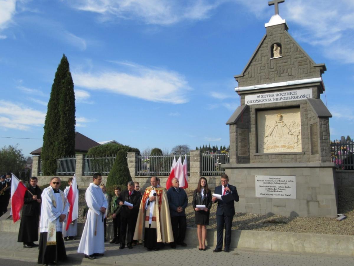 W Jodłowej odsłonięta została kapliczka - pomnik niepodległości (zdjęcia)