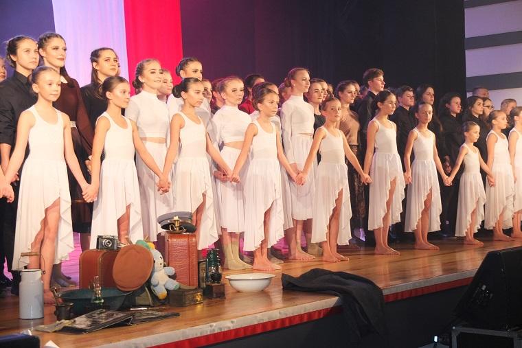 Niesieni nadzieją - niezwykłe widowisko podczas Rautu Niepodległości