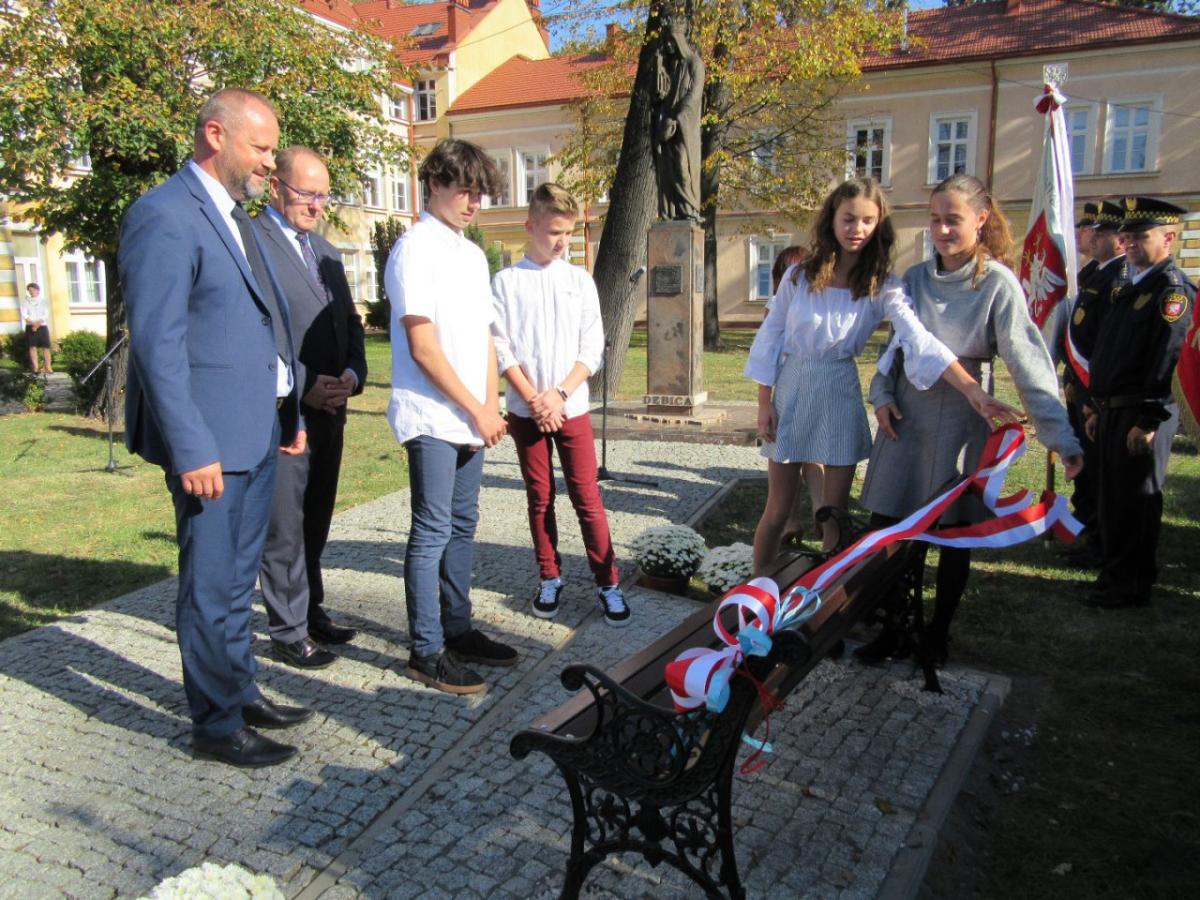 Na ławce zasiedli burmistrz, proboszcz i dyrektor - zdjęcia