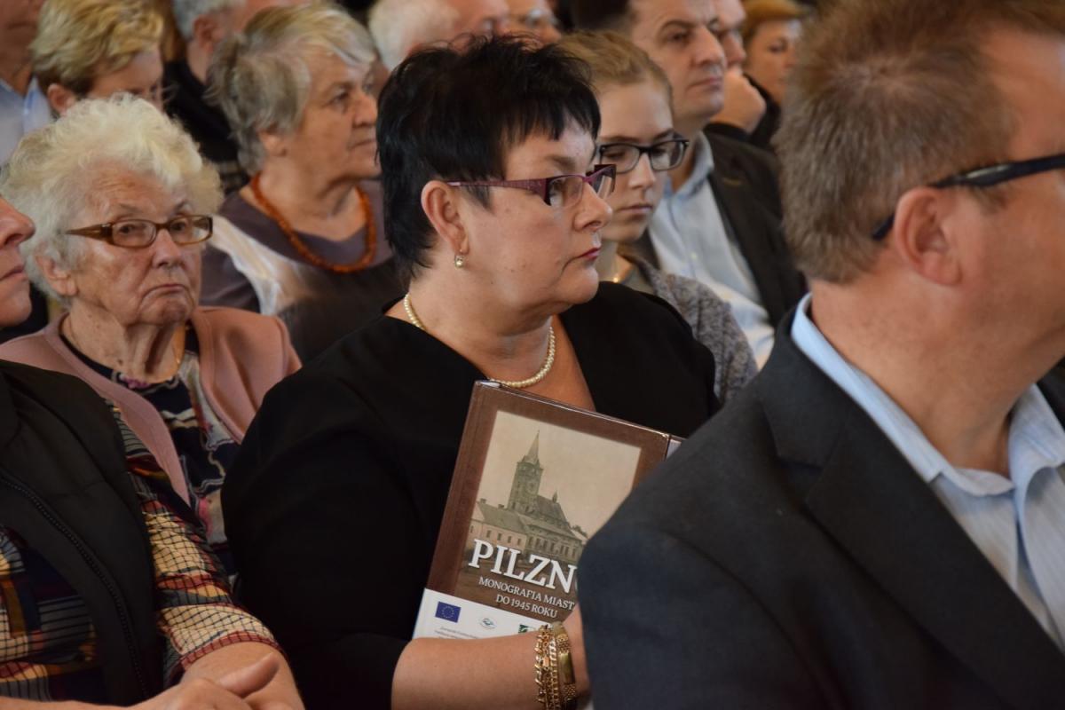 Promowali monografię Pilzna - zdjęcia