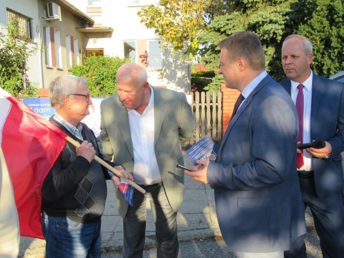 Kandydat na wójta rozdawał flagi w Pustkowie