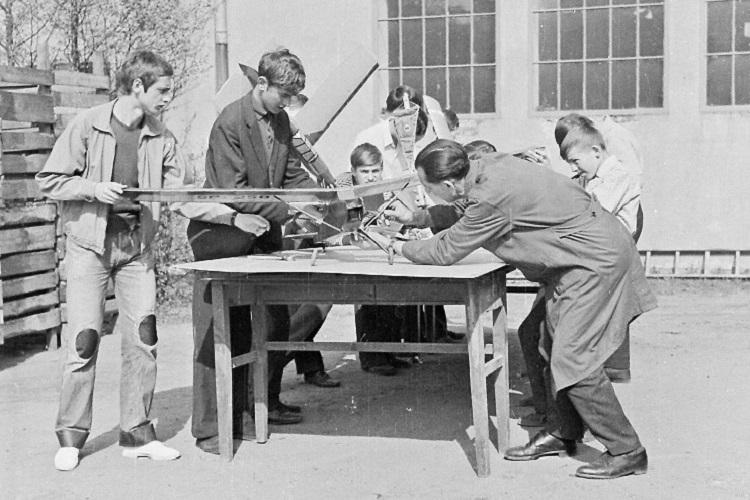 Koło modelarskie - lata sześćdziesiąte (z archiwum Mechanika)