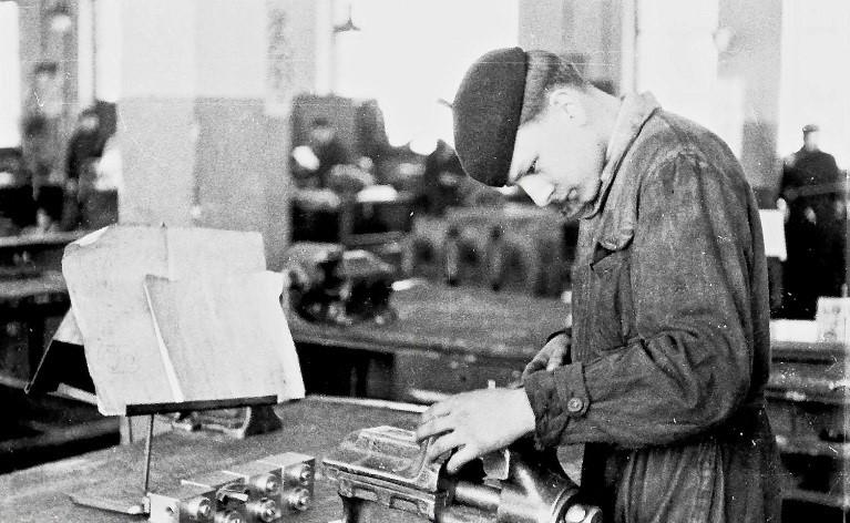 Warsztaty szkolne - lata sześćdziesiąte (zdjęcia z archiwum Mechanika)