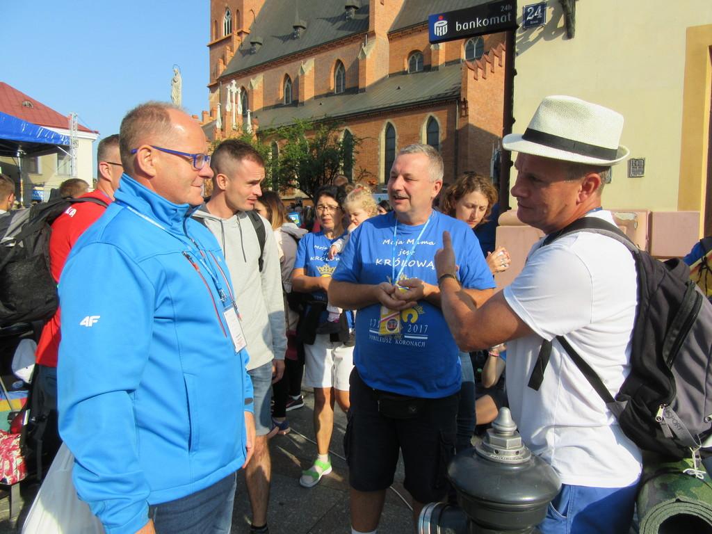 Pielgrzymi już w drodze na Jasną Górę (zdjęcia)