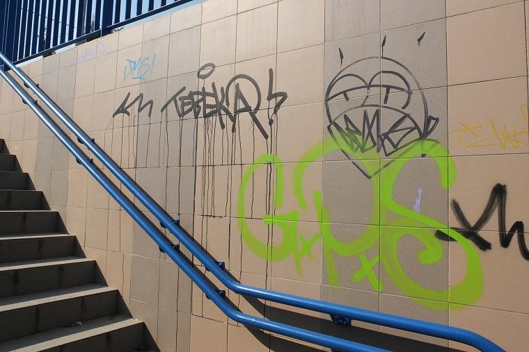 Niszczą tunel, codziennie nowe bohomazy (zdjęcia)