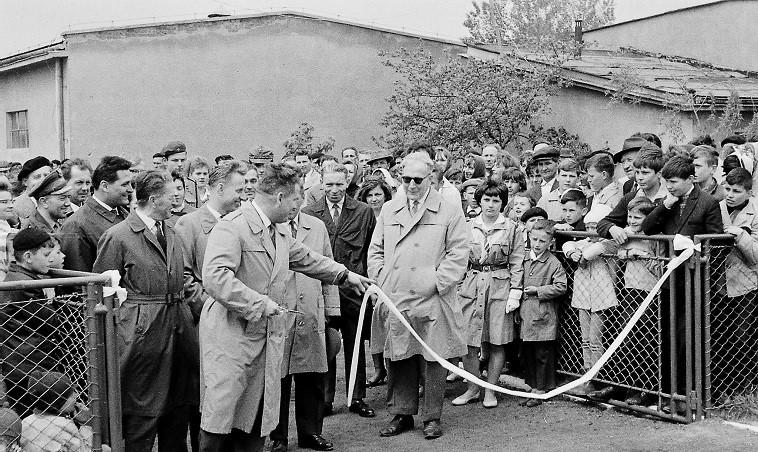 Stadion otwarty, sztandar dla harcerzy; zdjęcia z archiwum Mechanika