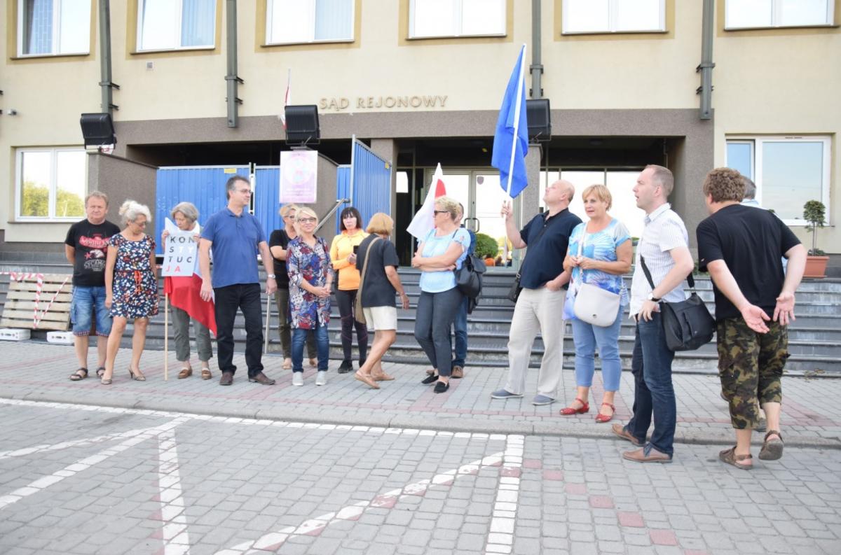 Protestowali przed sądem - zdjęcia