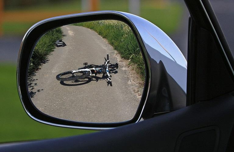 Żeby nie wjechać w psa, rowerzysta skręcił pod auto