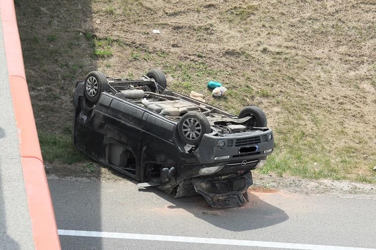 Opel dachował, dwoje rannych w szpitalu