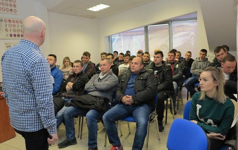 Różowe paznokcie kierowców tirów