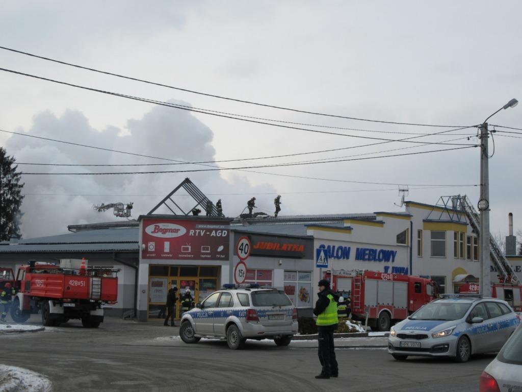 Palił się salon meblowy, trwa dogaszanie