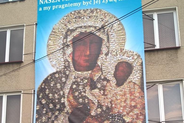 Obraz Matki Bożej Częstochowskiej wydrukowany z tysięcy zdjęć