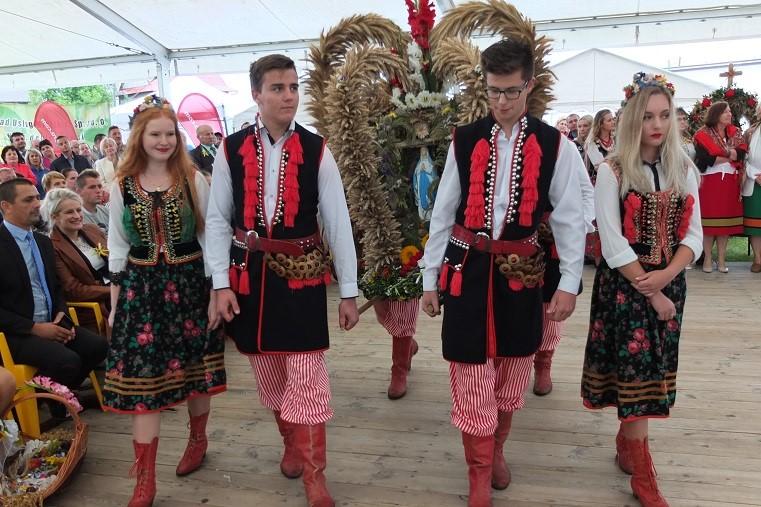 Dożynki w Wiewiórce: wieńce 13 sołectw (zdjęcia)
