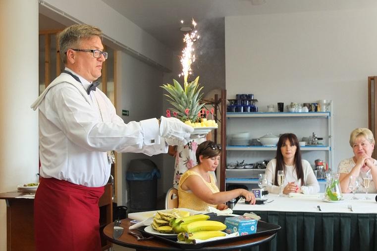 Angielski serwis ananasa i bananów flambirowanie. Pokaz w Dębicy