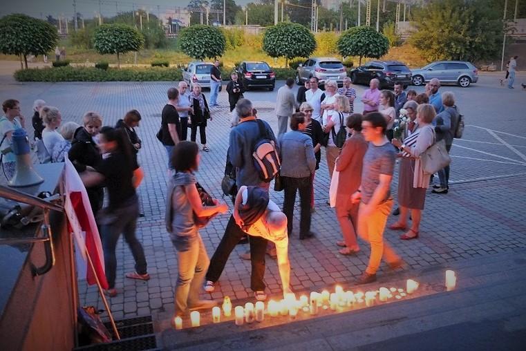 Protest przed sądem - wybuchły petardy