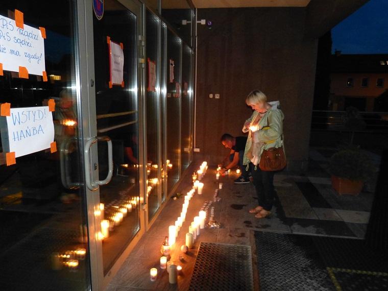 Protesty przed sądem także w Dębicy (zdjęcia, ankieta)