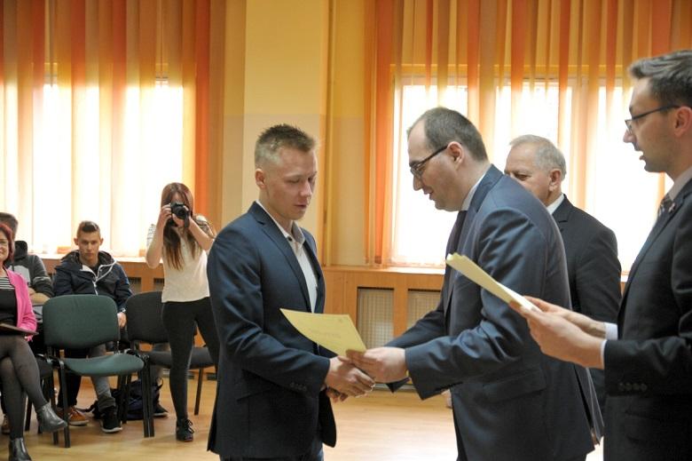 Uczniowie z Dębicy odebrali dyplomy ukończenia akademii prawa i bezpieczeństwa