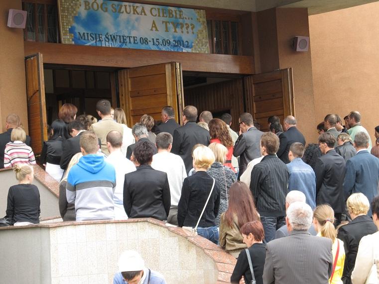 W niedzielych Mszach św. uczestnicy dwie trzecie wiernych