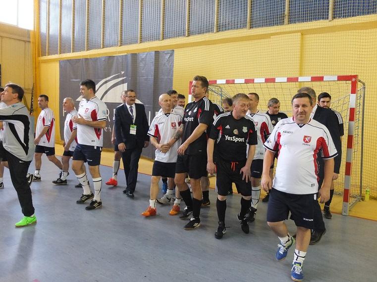 Gwiazdy pokonały Samorządowców, ale dopiero w karnych (zdjęcia)