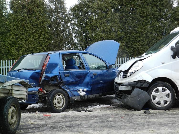 Zderzenie dwóch aut. Jedna osoba w szpitalu